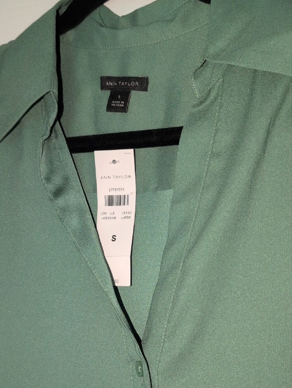 Ann Taylor Sleeveless Button-Front Blouse in Sage - Picture 2 of 3